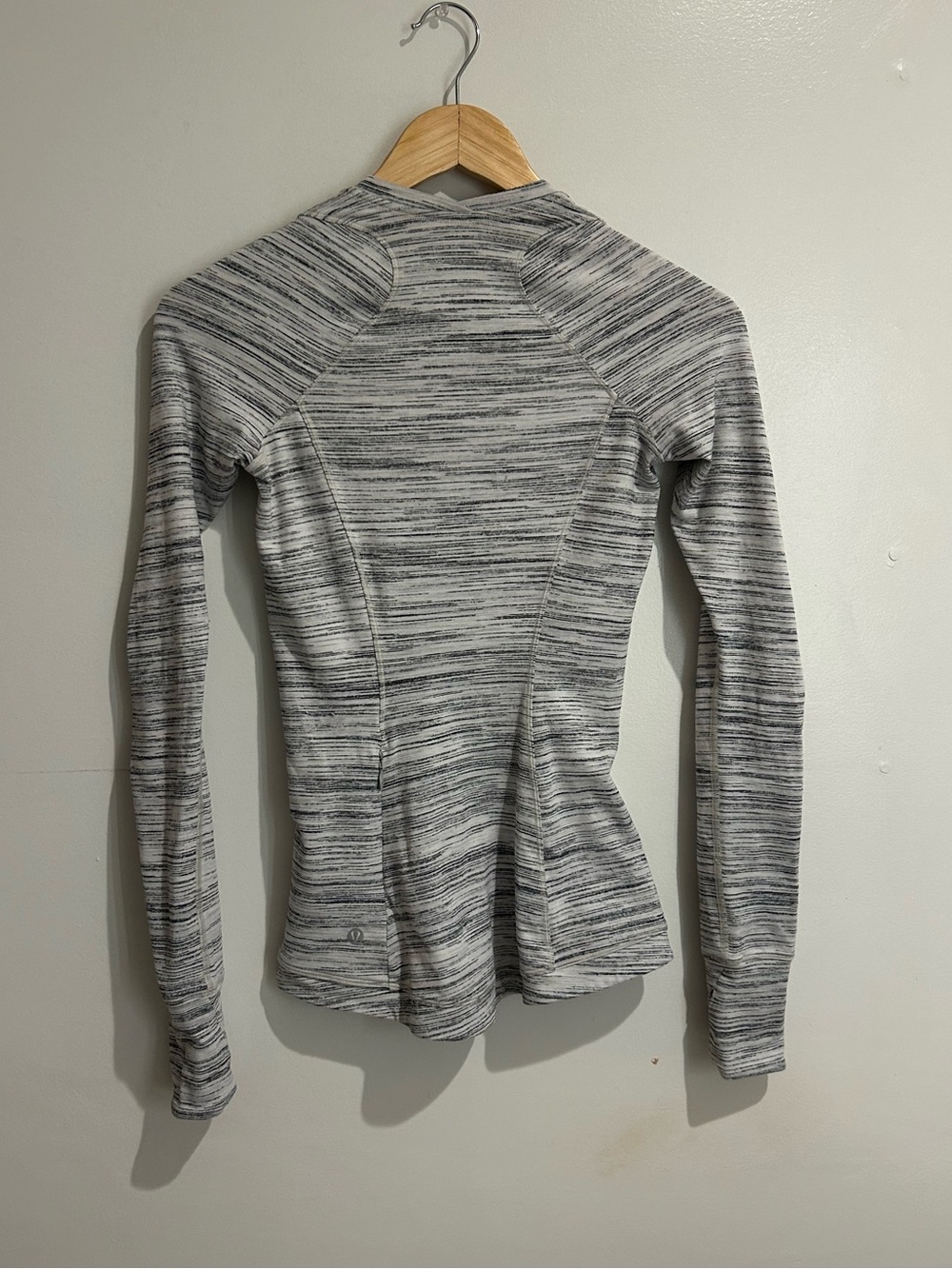 Lululemon Runderful Long Sleeve Women’s Size 2 - Picture 5 of 5